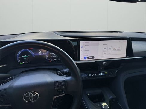 Used 2023 Toyota Crown Platinum AWD/4WD image 11