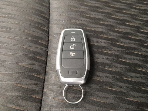 Used 2018 Nissan Rogue SV image 32