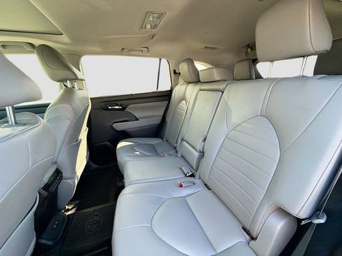 Used 2020 Toyota Highlander XLE AWD/4WD image 20