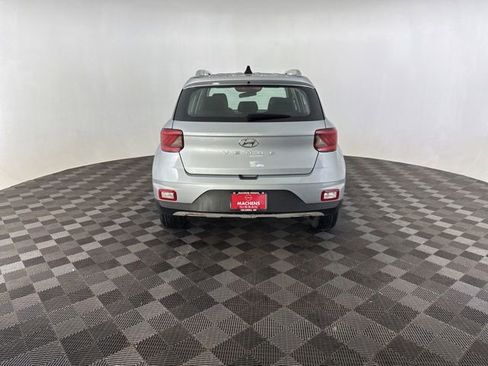 Used 2022 Hyundai Venue SEL FWD image 6