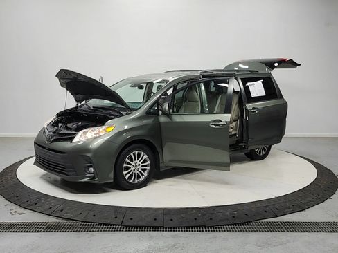 Used 2020 Toyota Sienna XLE Premium FWD image 12