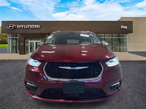 Used 2023 Chrysler Pacifica Limited image 2