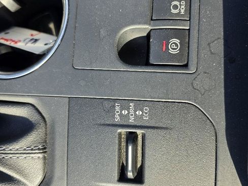 Used 2025 Toyota Highlander LE FWD image 38