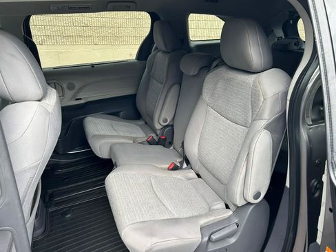 Used 2021 Toyota Sienna LE AWD/4WD image 13