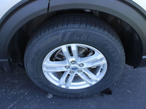 Used 2023 Ford Explorer XLT image 6