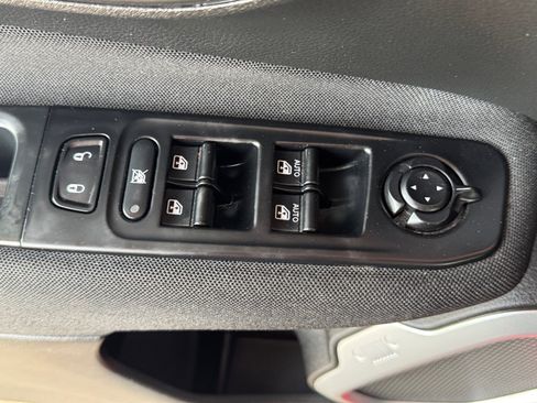 Used 2018 Jeep Renegade Latitude FWD image 12
