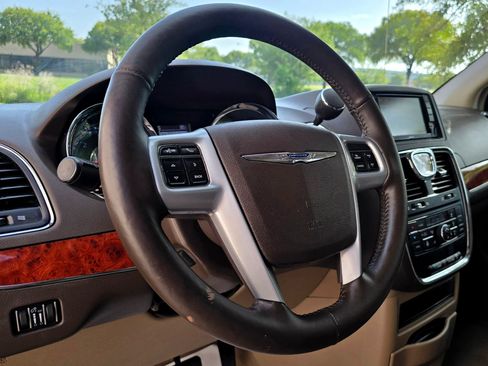 Used 2014 Chrysler Town & Country Touring-L w/ Driver Convenience Group FWD image 27