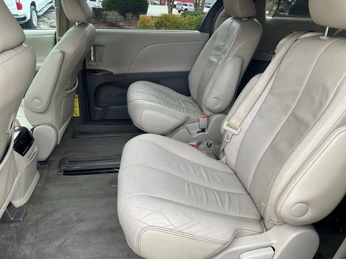Used 2014 Toyota Sienna XLE image 16