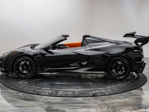 Used 2025 Chevrolet Corvette Z06 RWD image 8