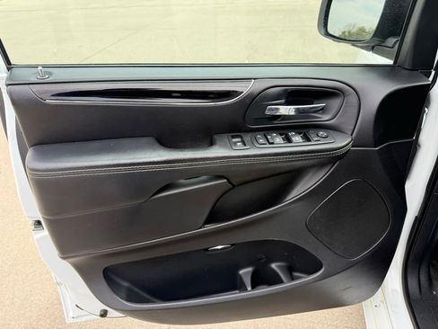 Used 2014 Chrysler Town & Country S image 12