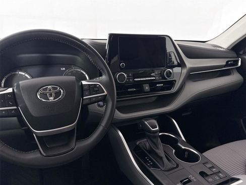 Used 2023 Toyota Highlander LE FWD image 29