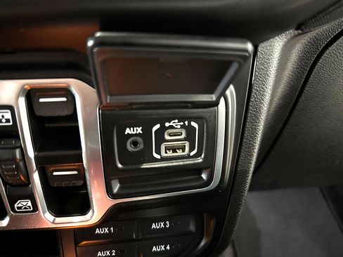 Used 2021 Jeep Gladiator Sport image 17