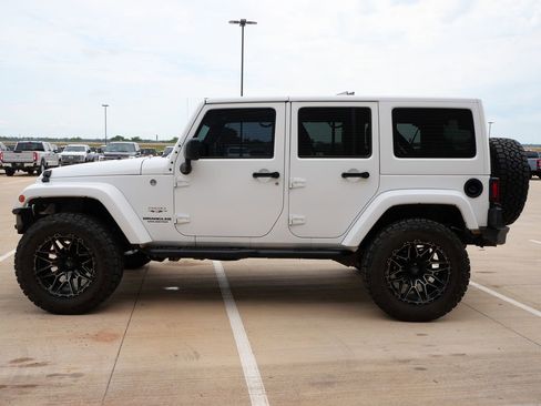 Used 2017 Jeep Wrangler Unlimited Sahara w/ Connectivity Group AWD/4WD image 3