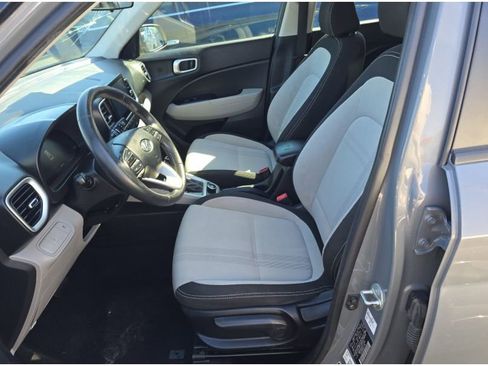 Used 2023 Hyundai Venue SEL image 11