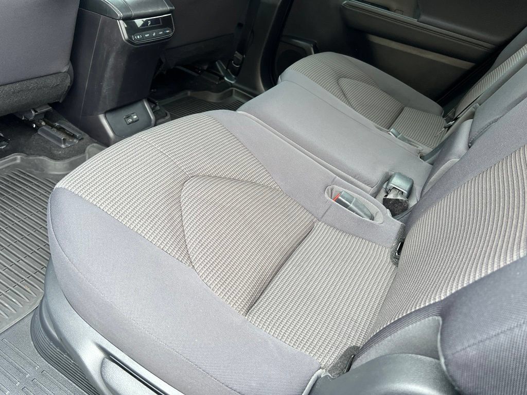 Used 2023 Toyota Highlander LE AWD/4WD image 18