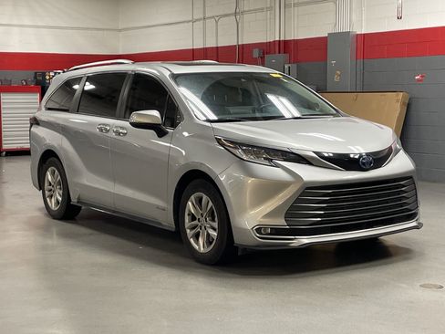 Used 2021 Toyota Sienna Limited image 2