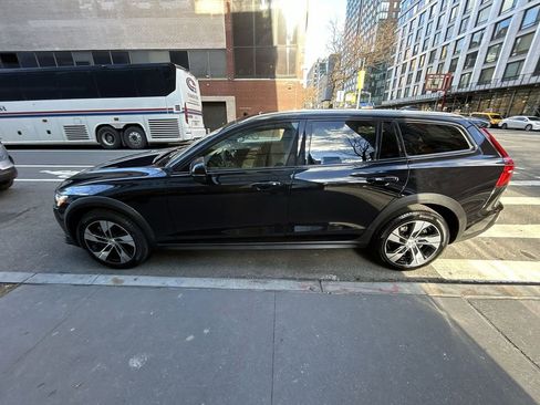 Used 2023 Volvo V60 B5 Cross Country Plus image 5