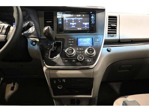 Used 2015 Toyota Sienna XLE Premium FWD image 25