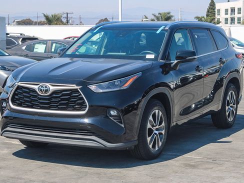 Used 2021 Toyota Highlander XLE FWD image 5