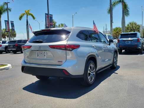 Used 2023 Toyota Highlander XLE FWD image 11