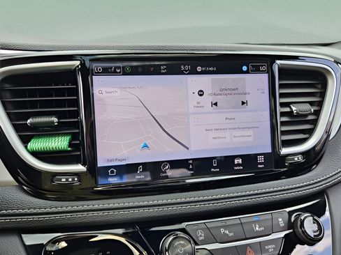 Used 2025 Chrysler Pacifica Limited FWD image 19