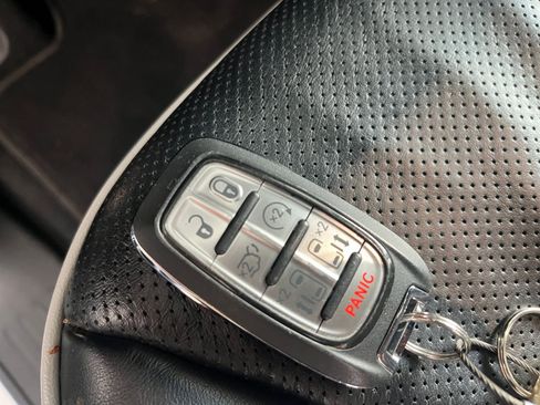 Used 2025 Chrysler Pacifica Limited image 28