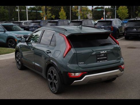 Used 2023 Kia Niro EX Touring image 4
