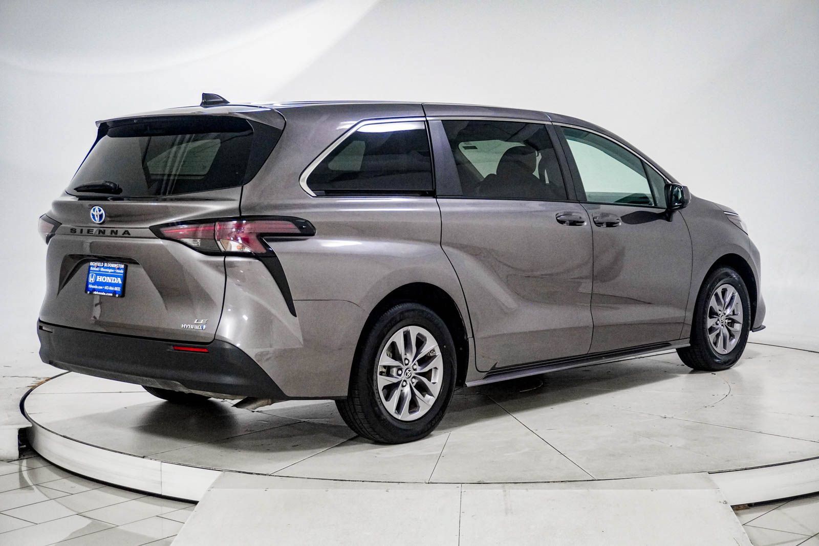 Used 2024 Toyota Sienna LE FWD image 11