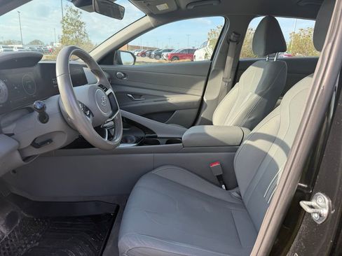 Used 2023 Hyundai Elantra SEL w/ Convenience Package image 4