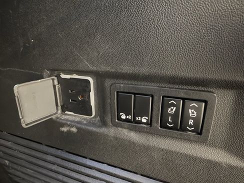 Used 2022 GMC Yukon SLT w/ SLT Luxury Package image 35