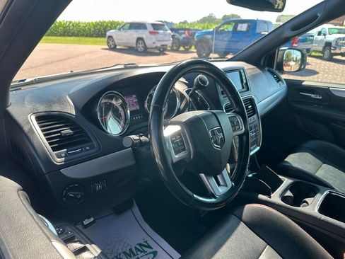 Used 2019 Dodge Grand Caravan GT FWD image 2