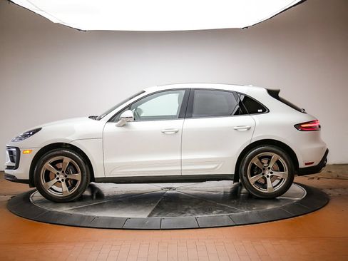 Certified 2024 Porsche Macan w/ Premium Plus Package AWD/4WD image 2