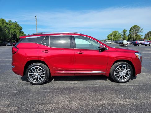 Used 2024 GMC Terrain Denali w/ Denali Premium Package AWD/4WD image 4