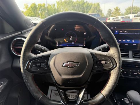 Used 2025 Chevrolet Trax RS w/ Sunroof Package FWD image 23