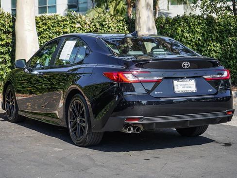 Used 2025 Toyota Camry SE FWD image 4