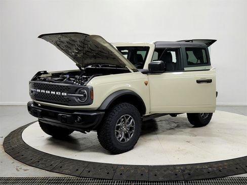 New 2025 Ford Bronco Badlands image 11