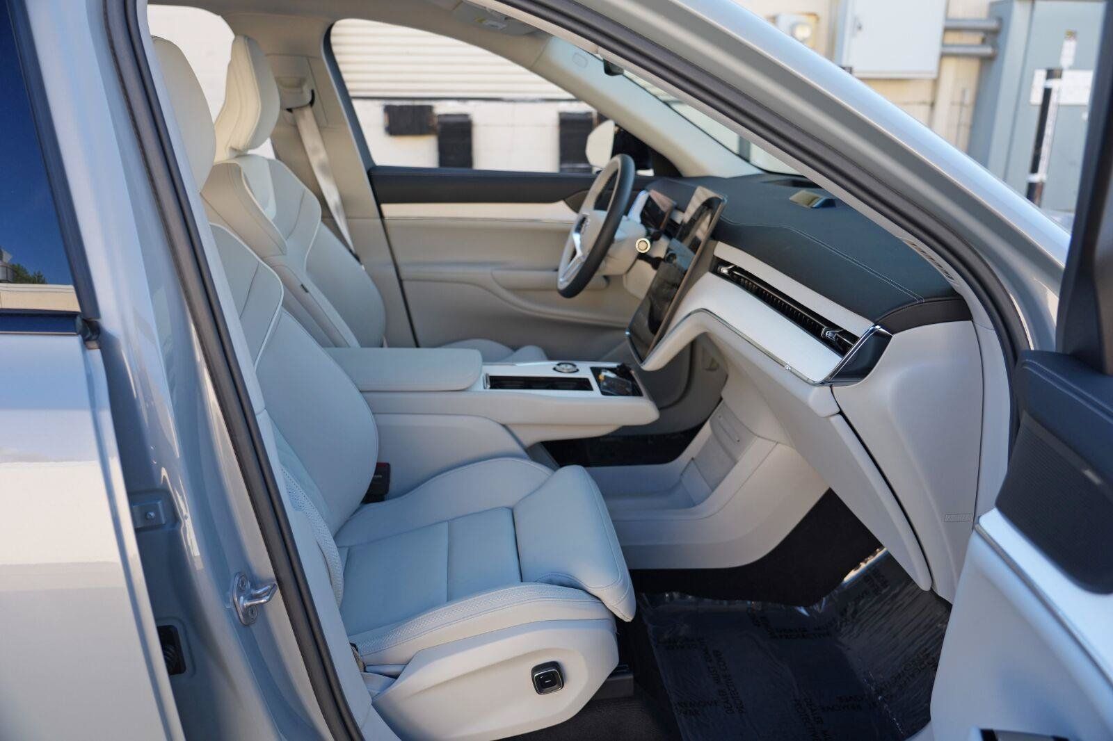 Used 2025 Volvo EX90 Ultra AWD/4WD image 16