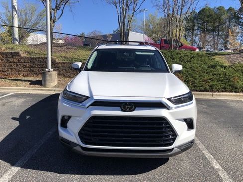 Used 2024 Toyota Grand Highlander Platinum image 2