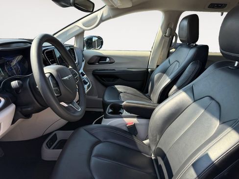 Used 2024 Chrysler Pacifica Touring-L FWD image 9