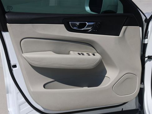 Used 2018 Volvo XC60 T6 Momentum w/ Convenience Package image 20