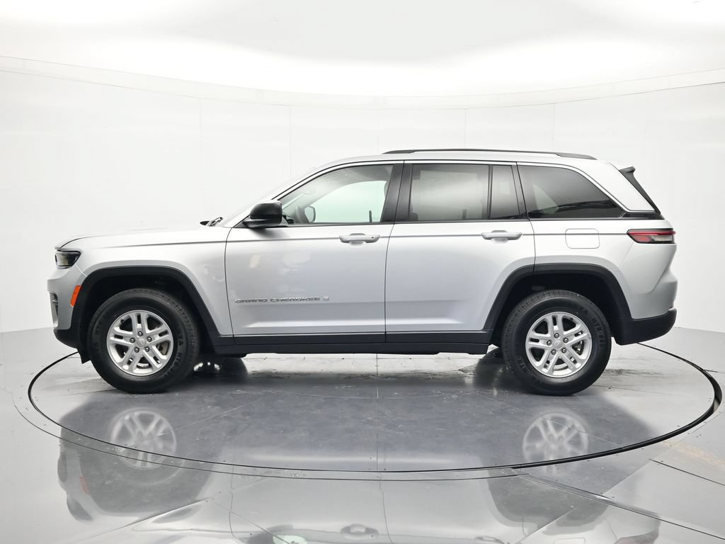 Used 2023 Jeep Grand Cherokee Laredo w/ Luxury Tech Group I AWD/4WD image 8