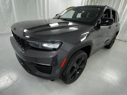 Used 2023 Jeep Grand Cherokee Limited w/ Black Appearance Package AWD/4WD image 7