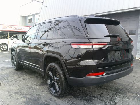 Used 2024 Jeep Grand Cherokee Altitude image 3