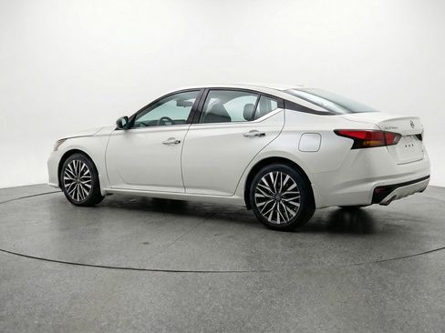 Used 2025 Nissan Altima 2.5 SV image 5