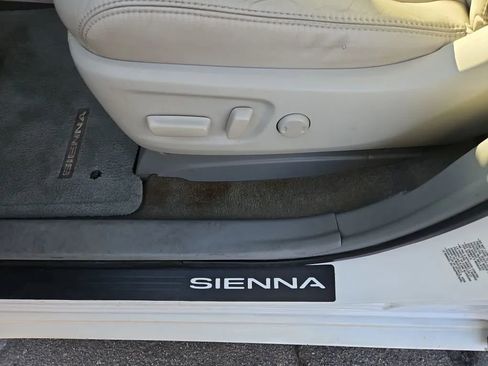 Used 2011 Toyota Sienna XLE image 39