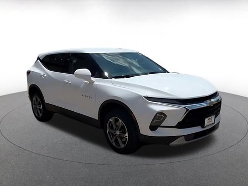 Used 2025 Chevrolet Blazer LT FWD image 2