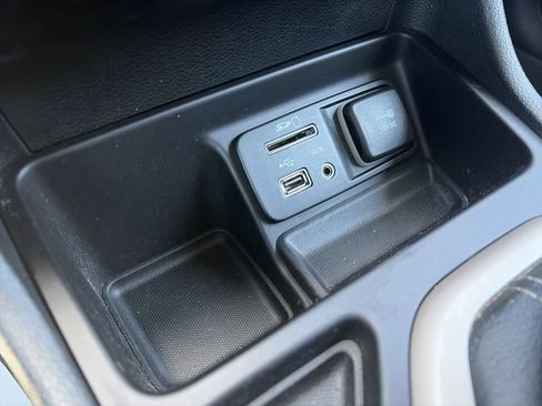 Used 2016 Jeep Cherokee Latitude FWD image 25