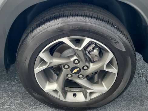 Used 2025 Chevrolet Trax LT w/ LT Convenience Package FWD image 9