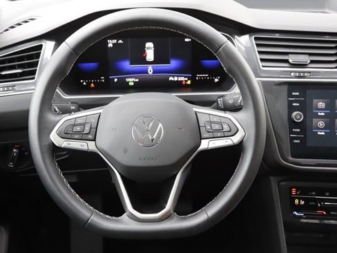 Used 2022 Volkswagen Tiguan SE w/ Panoramic Sunroof Package image 17