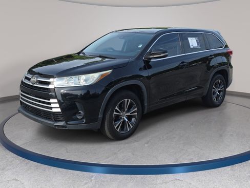 Used 2018 Toyota Highlander LE FWD image 1